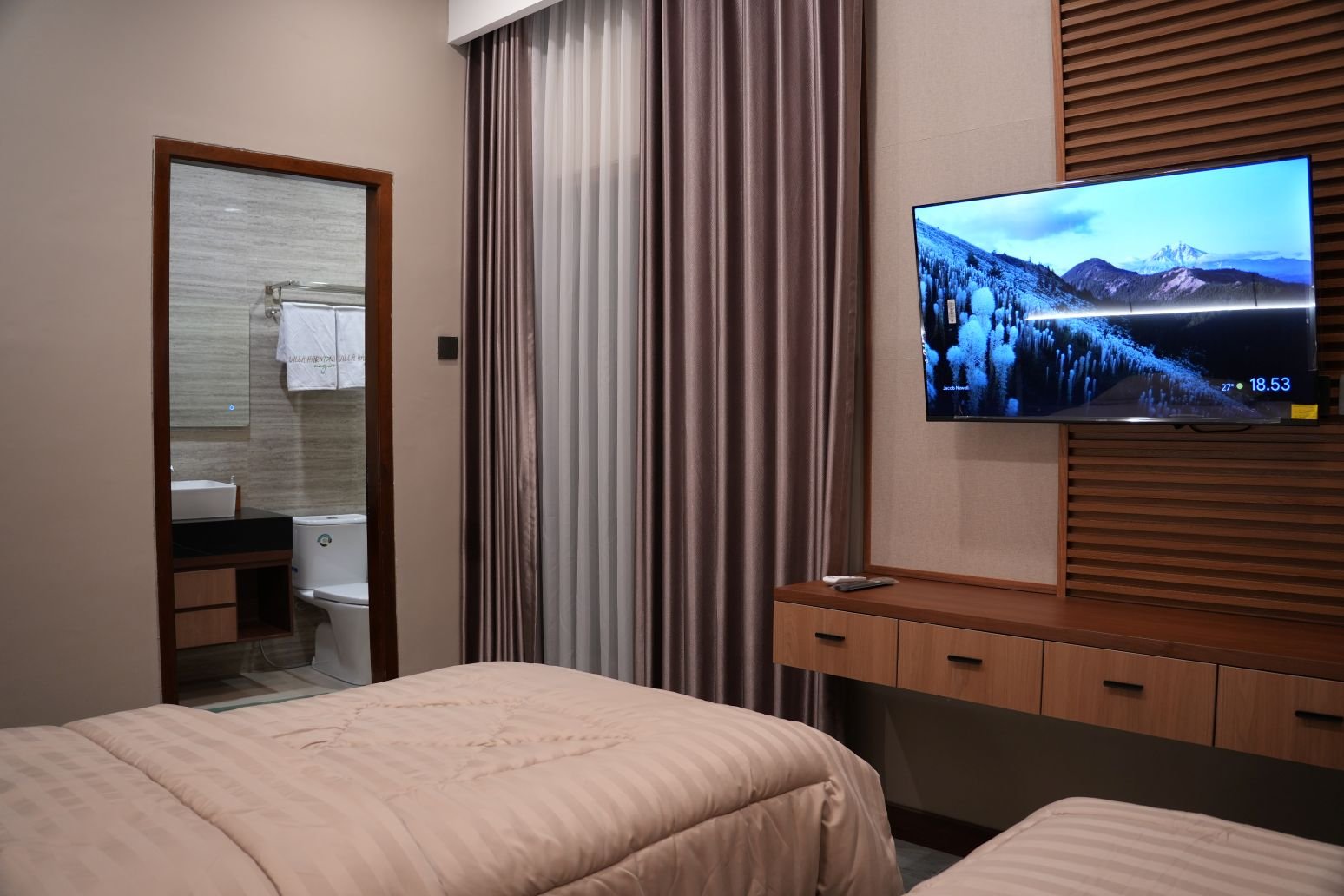 Deluxe Room 2